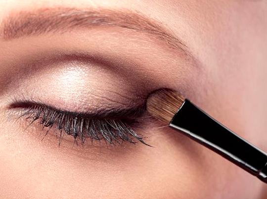 Eyeshadow Application Tips for Beginners