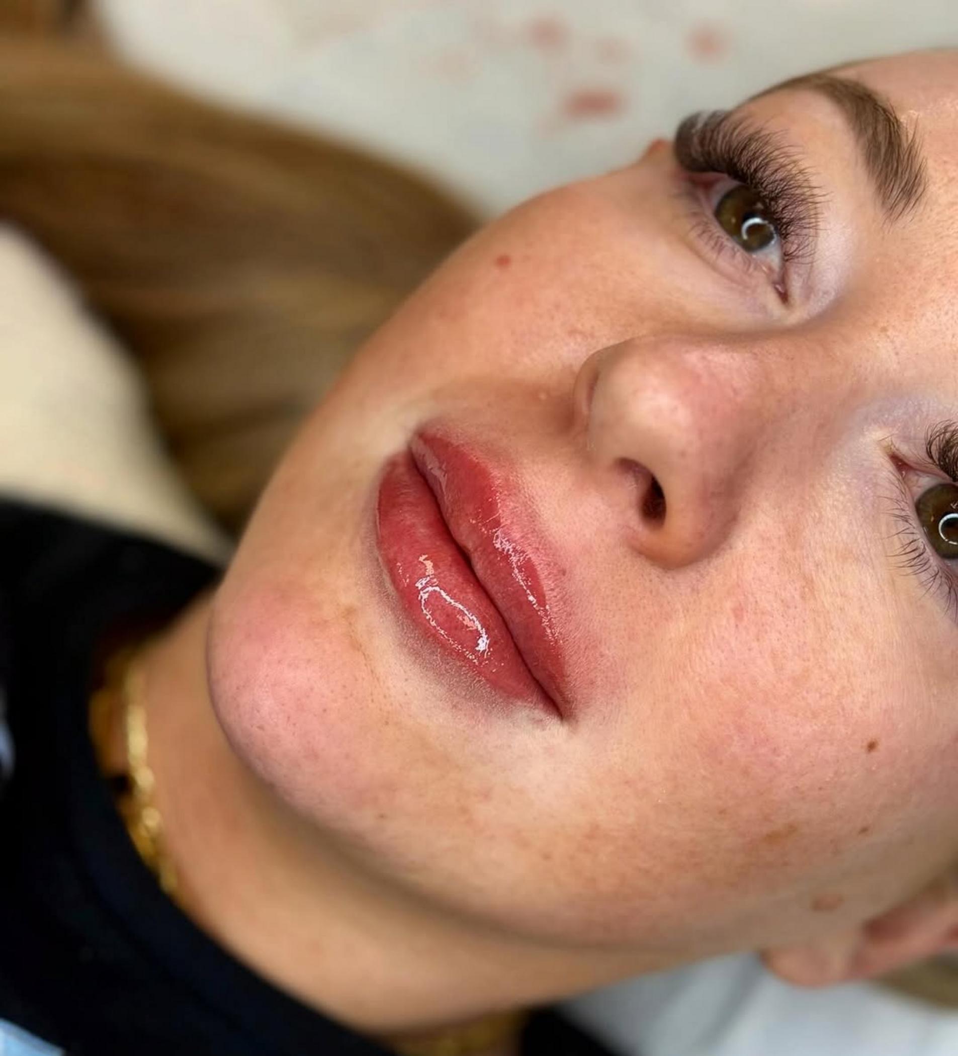 lip liner tattoo procedure in studio