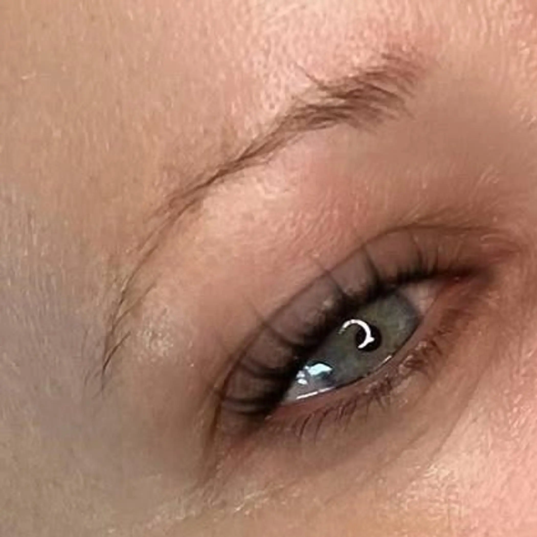 technician applying microblading numbing cream